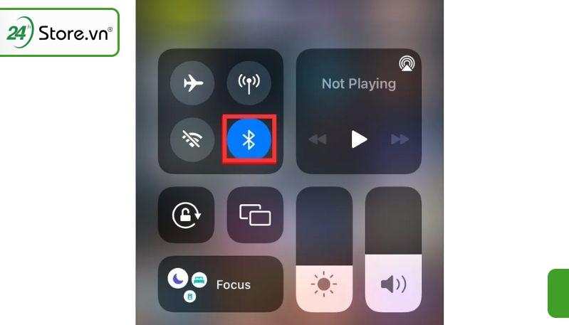 Bật Bluetooth và lấy AirPods ra khỏi hộp